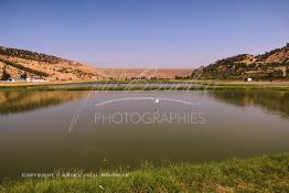 Image du Maroc Professionnelle de  Le barrage Oued El Makhazine, conçu pour le développement et  l'irrigation du périmètre du Loukkos. Ainsi les champs situés dans le triangle Ksar El Kébir, Larache, Moulay Bouselham profitent de cette infrastructure. Cette importante réalisation située sur El Oued Loukkos sert à la régularisation inter annuelle des débits tout en formant une protection contre les crues, au Jeudi 1er Septembre 2005 à cette datte le barrage dispose 309 Million de M3. (Photo / Abdeljalil Bounhar) 